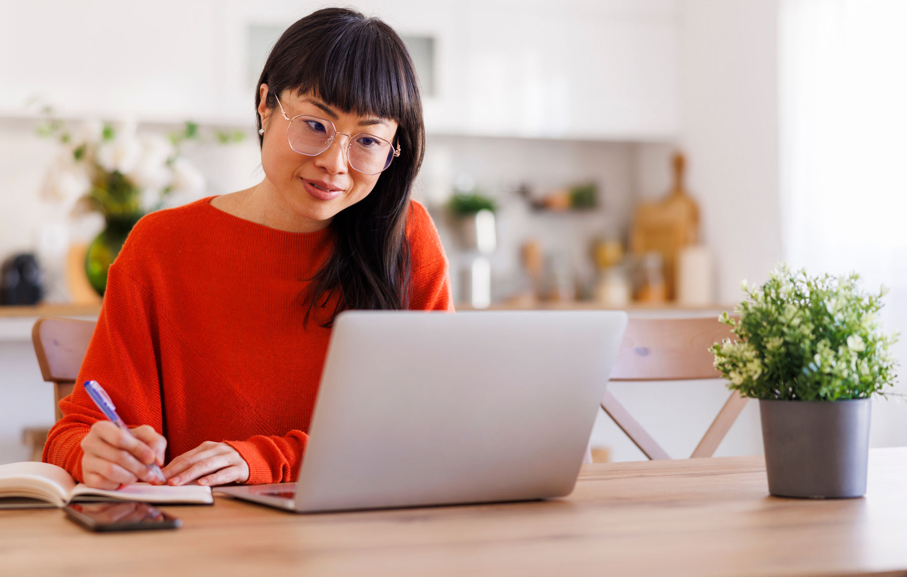 ላፕቶፕ ላይ የምትሰራ ሴት