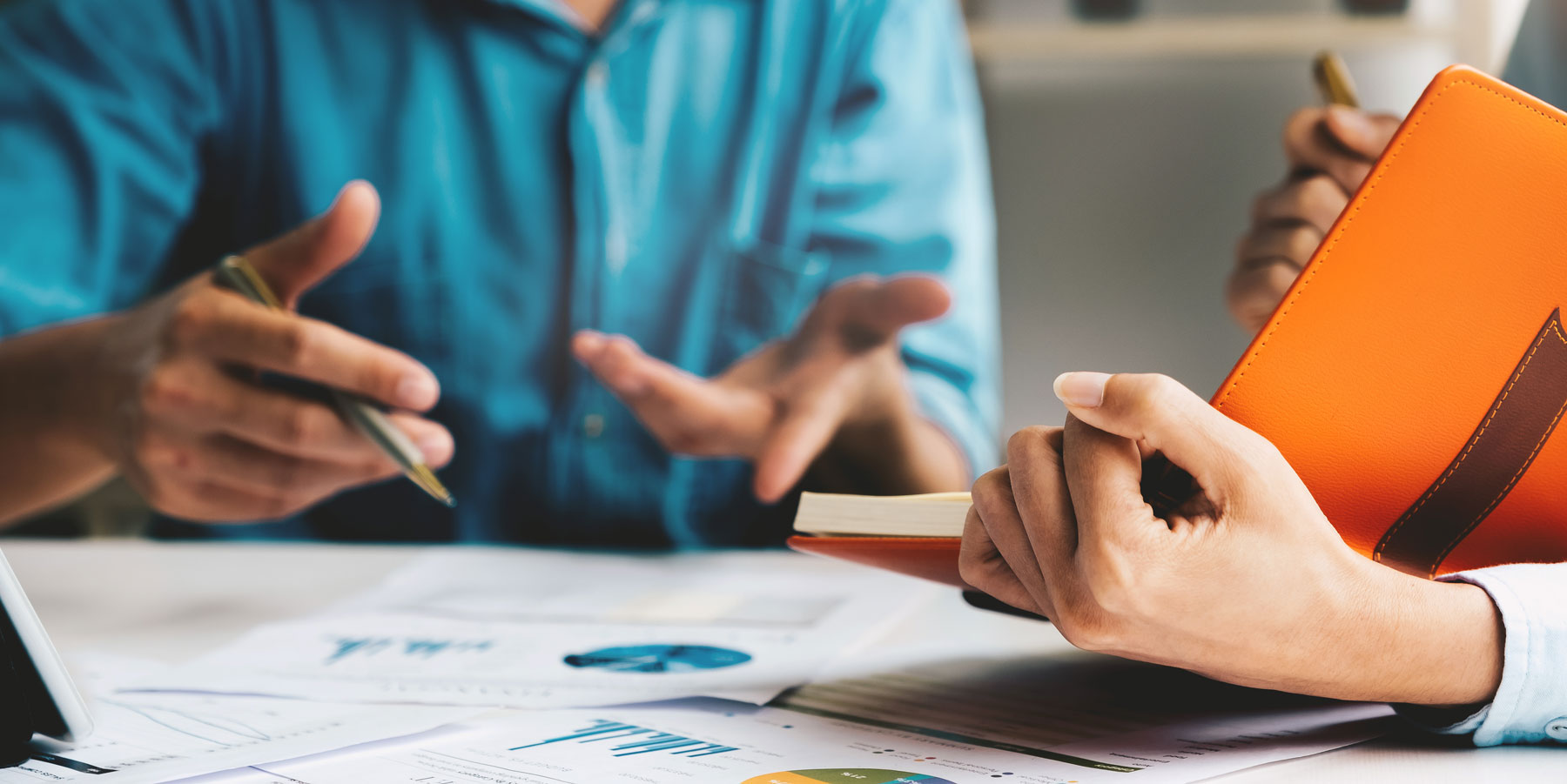 ገበታዎችን የሚመለከቱ ሰዎች