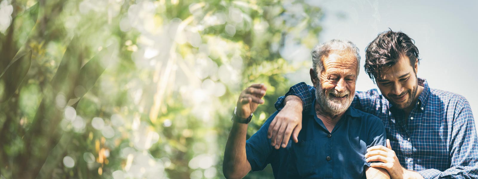 ውጪ ላይ በፓርክ አካባቢ የሚሄዱ ሁለት ሰዎች