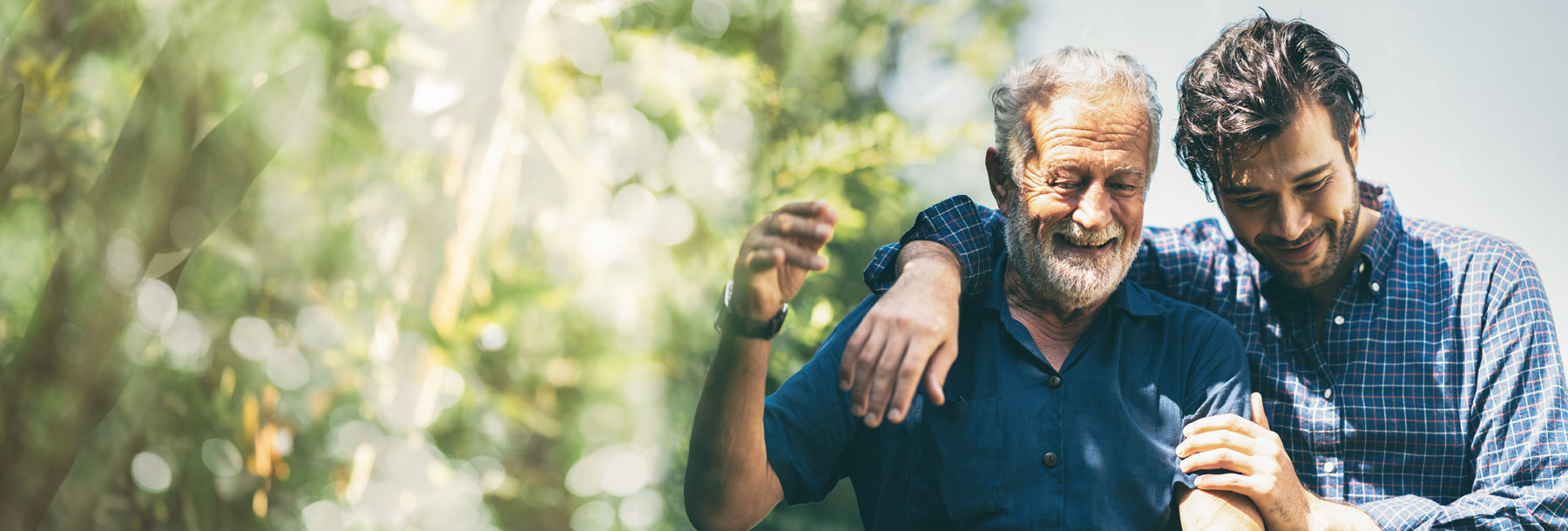 ከቤት ውጭ የሚሄዱ ሁለት ሰዎች