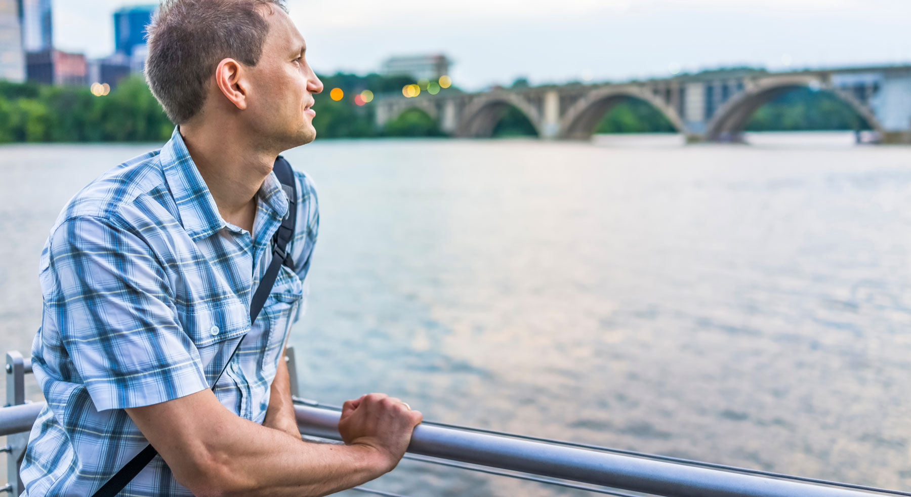 ወደ ውኃ ላይ የሚያይ ሰው።