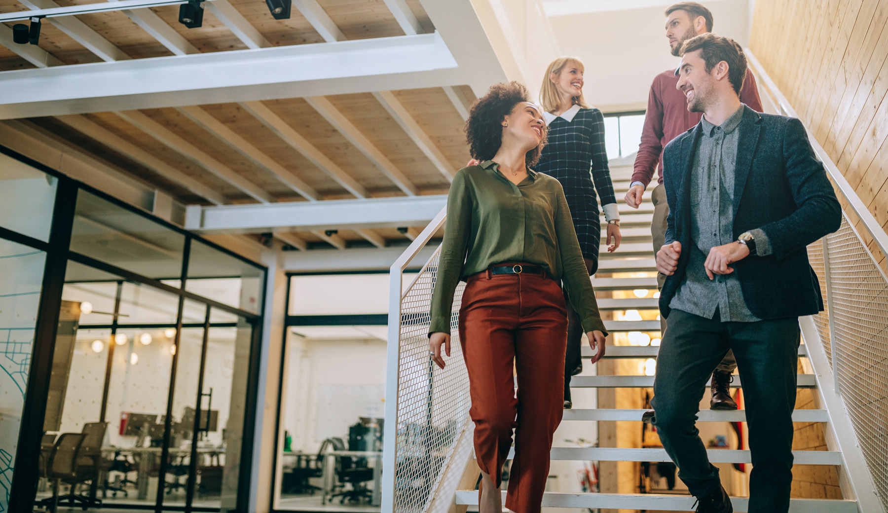 ደረጃዎች ላይ የሚሄዱ ሰዎች