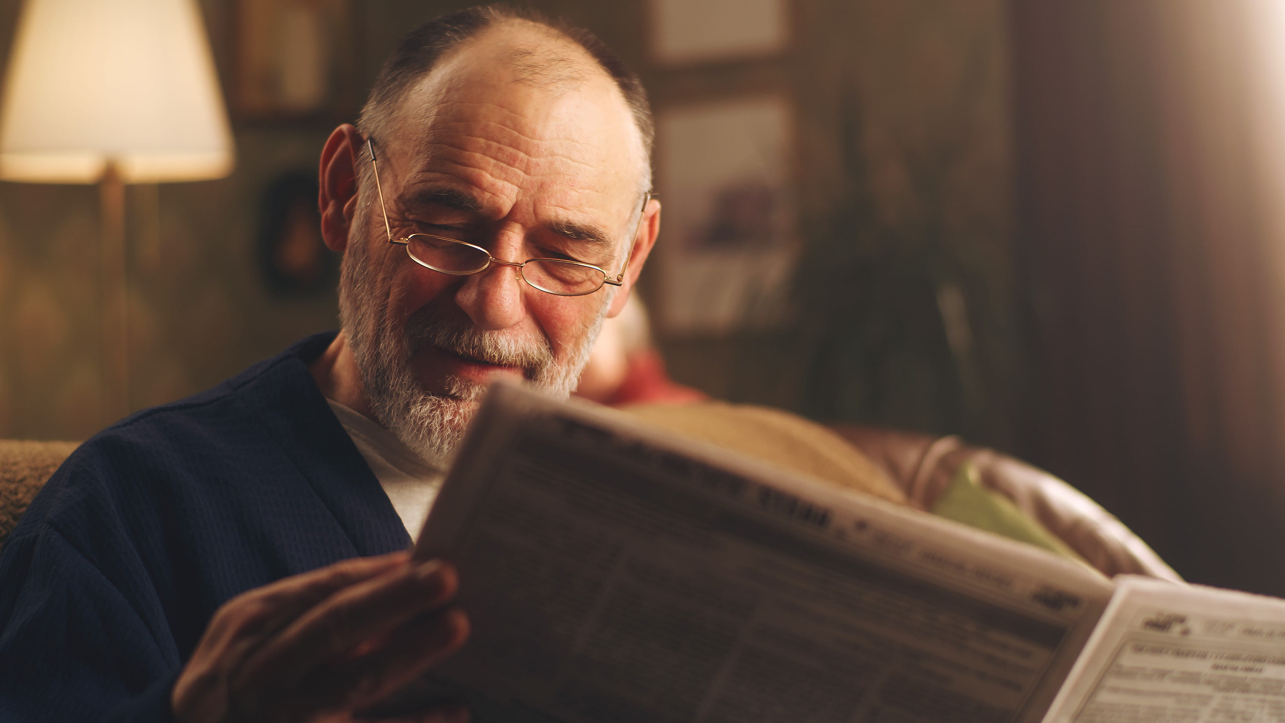 ጋዜጣውን እያነበበ ያለ ሰው